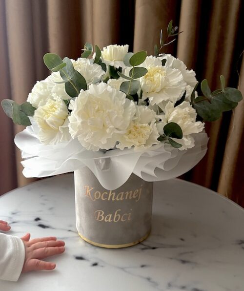 Białe Goździki i Eukaliptus w małym szarym welurowym boxie Kochanej Babci - kwiaty w pudełkach | flower box