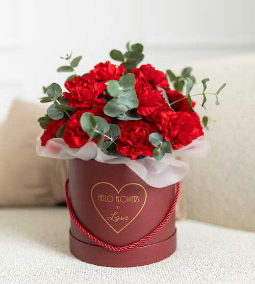 Czerwone goździki w średnim bordowym pudełku - świeże kwiaty w pudełkach | flower box