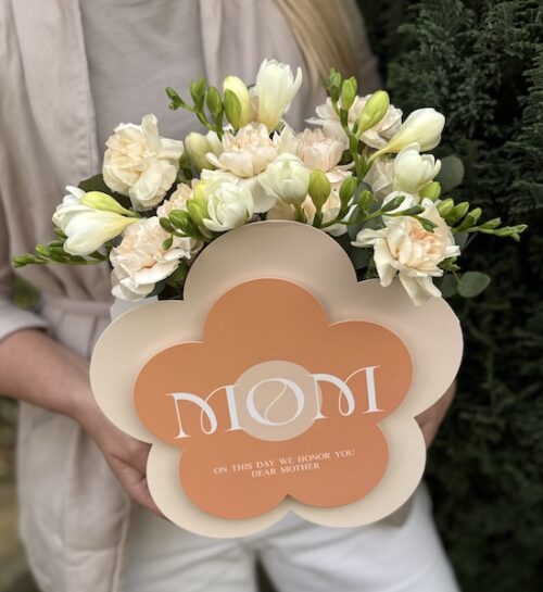 Kompozycja świeżych kwiatów na Dzień Matki – elegancka kompozycja w brzoskwiniowym pudełku „MOM”