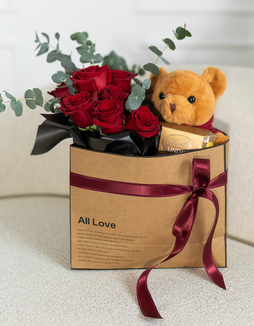 Kompozycja Prezentowa Czerwone Róże x Miś x Praliny Lindt - kwiaty w pudełkach