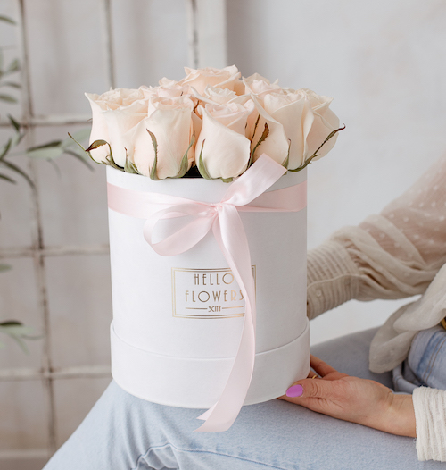 Beżowe róże w dużym białym welurowym boxie | świeże kwiaty w pudełku - box flower