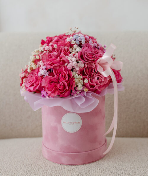 Ciemno różowe róże w średnim różowym welurowym pudełku - świeże kwiaty w pudełkach | flower box