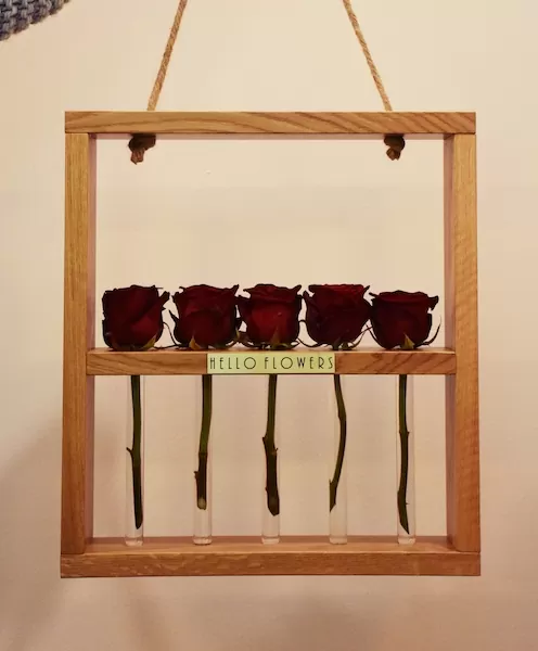 Czerwone róże w drewnianej dębowej ramce - kwiaty w pudełku