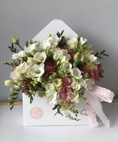 Eustoma i frezje w białej kopercie | kwiaty w pudełkach
