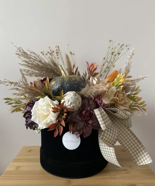Jesienna kompozycja suszonych i sztucznych kwiatów w średnim czarnym welurowym pudełku | flower box