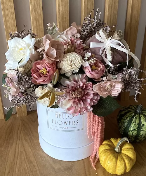 Jesienna kompozycja sztucznych kwiatów w dużym białym welurowym pudełku | flower box
