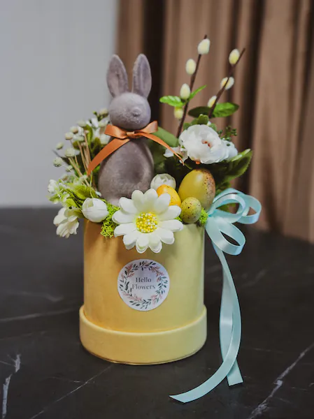 Wielkanocna kompozycja w małym żółtym welurowym boxie - zestaw w pudełku flower box WIOSNA 2024