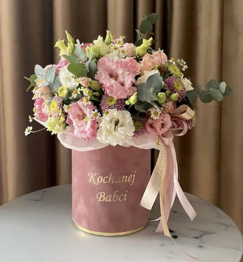 Bukiet flower box| Kompozycja świeżych kwiatów w średnim welurowym boxie Kochanej Babci - kwiaty w pudełkach
