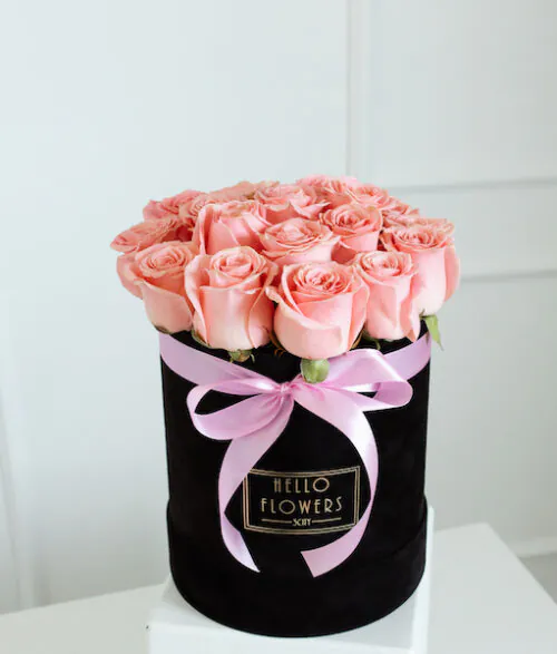 Różowe róże w dużym czarnym welurowym boxie | świeże kwiaty w pudełku - box flower