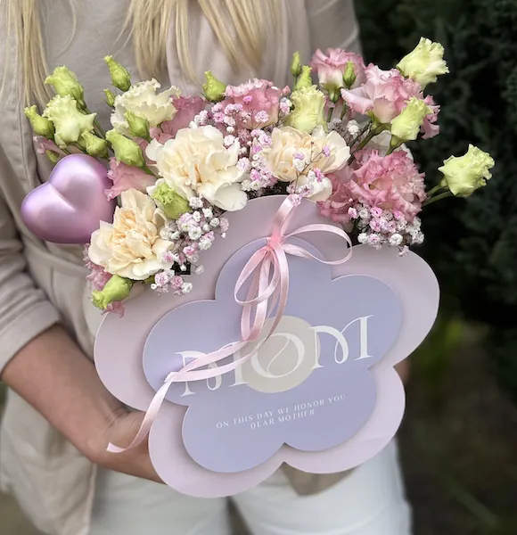 Kompozycja świeżych kwiatów Dla Mamy – elegancka kompozycja w fioletowym pudełku „MOM”