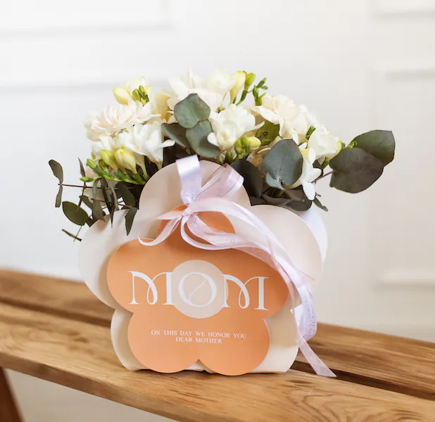 Kompozycja świeżych kwiatów Dla Mamy – elegancka kompozycja w brzoskwiniowym pudełku „MOM”