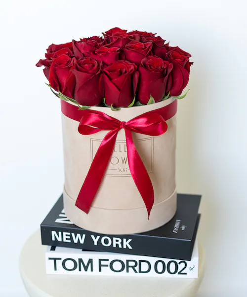 Czerwone róże w dużym beżowym welurowym boxie | świeże kwiaty w pudełku - box flower